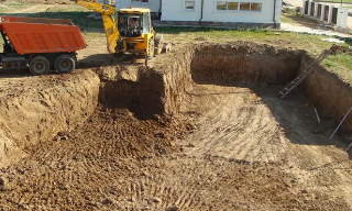 Рытье котлованов под фундамент в Коркино – цена от 2616 руб. за м3 | 2Землекопа-Крк