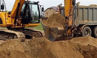 Выкопать яму экскаватором в Коркино от 942 руб. - 2Землекопа-Крк