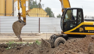 Выкопать яму экскаватором в Коркино от 942 руб. - 2Землекопа-Крк